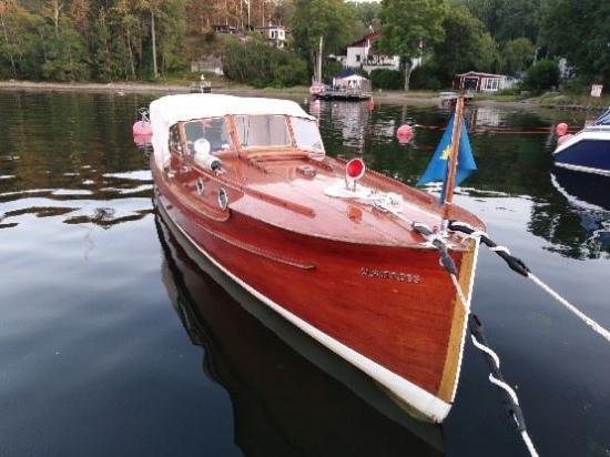 Motorkryssaren Albatross ritades av den välkände konstruktören C G Pettersson och byggdes 1928 på Bröderna Larssons varv i Kristinehamn. Båten tillhör den tidiga generationen exklusiva fritidsbåtar, där varje båt hade en unik ritning.