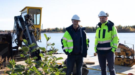 Anders &Aring;kesson, elnätschef Karlstads El- och Stadsnät och Mattias Göthlin, projektledare Karlstads El- och Stadsnät står på en ponton i Kroppskärrssjön.