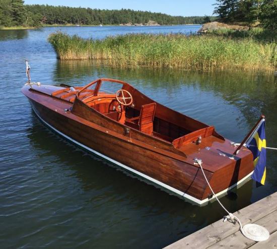 Motorbåten Claire ritades av Gideon Forslund och byggdes enligt ansökan på konstruktörens eget varv i Stockholm 1925. Båten är karaktäristisk för konstruktören och brukar ibland betecknas som en Forslunds-racer.