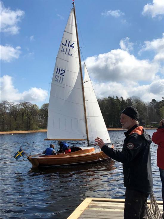 Långedragsjullen Pixie (J14) har nummer 112, byggdes 1962 efter Tage Hellmans ritning vid Stenungsunds båtbyggeri av Karl och Kent Johansson. Genom åren har Pixie haft sina hemmavatten i Västsverige och finns idag i Boråstrakten.