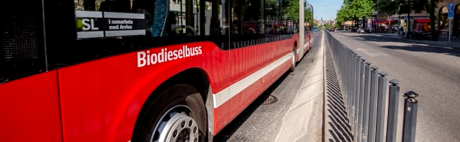 Den nya linjen kommer att köras med SL's röda bussar och köras på förnybara bränslen.