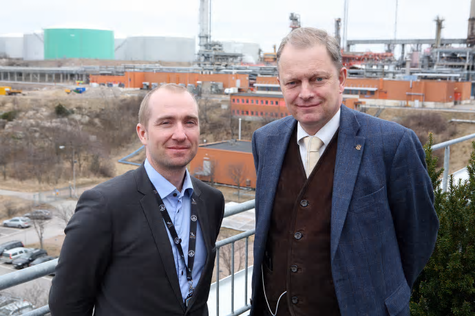 Mattias Backmark, chef för affärsutveckling på Preem, tillsammans med Tomas Kåberger, professor inom styrkeområdet Energi på Chalmers.