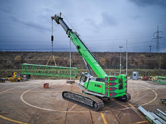 Modellen 6133 E är den största i SENNEBOGENs program av teleskopkranar. Den är utrustad med ett självmonteringssystem så att den kan monteras snabbt och utan behov av hjälpkran.