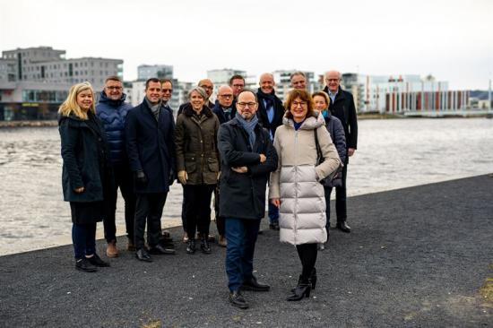 Infrastrukturminister Tomas Eneroth och Helena Zar Vallin, vd för Handelskammaren Jönköpings län, pratade vikten av ny stambana tillsammans med regionens näringsliv.