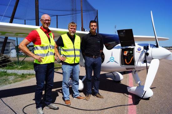 Anders Fredriksson, Serneke; Måns Theorin, Aeroklubben i Göteborg samt Nejc Faganelj, testpilot på Pipistrel är stolta över att Sveriges första serietillverkade elflygplan får sin bas på Säve flygplats.