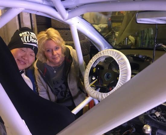 Hanna Rennergård och team-ansvariga Jenny Lidén inspekterar bygget av rallybilen.