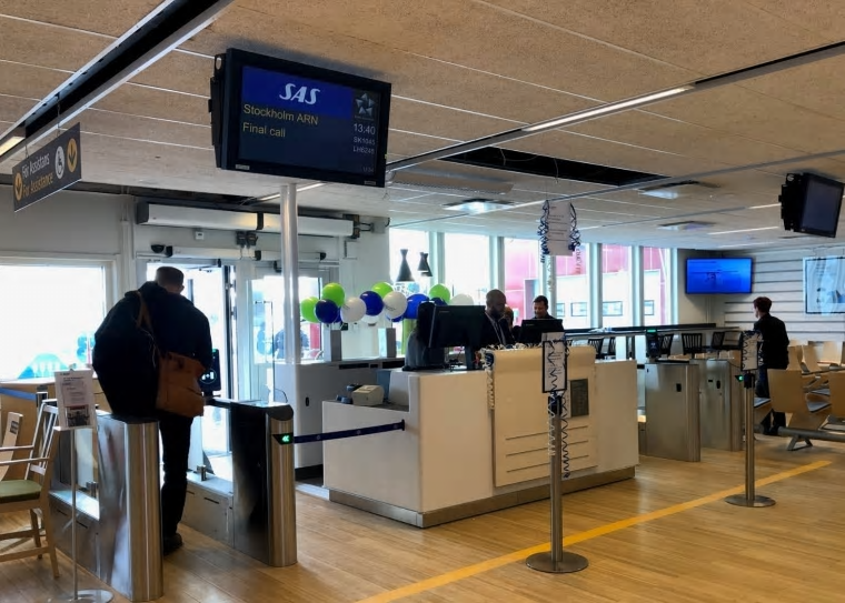 Resenär som använder en Self boarding gate på Kiruna Airport.