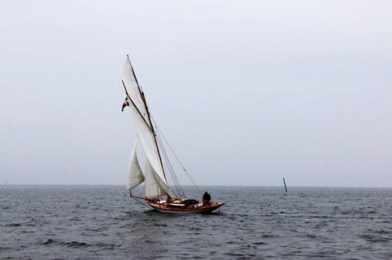 Segelyachten Bel´Rose tillhör den första generationen fritidsbåtar konstruerad av den välrenommerade Albert Andersson och byggd på Petter Eliassons varv på Lindholmen i Göteborg redan 1894. Bel´Rose har under det senaste året genomgått en traditionell och materialtrogen renovering, vilket gör att skicket idag är mycket gott.