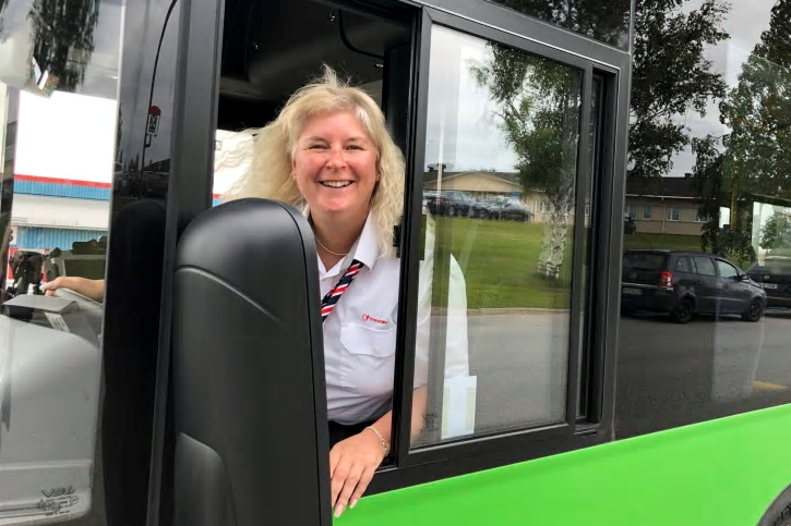 Carina Palm är busschaufför i Umeå sedan 31 år, och har nu fått bekanta sig med de nya elbussarna.