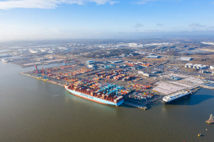 Lasting och lossning av Moscow Maersk i Göteborgs hamns containerterminal den 3 mars 2020.
