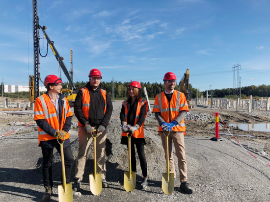 Här tas första spadtagen för logistikanläggningen som Logicenters och Skanska utvecklar i Arlandastad.