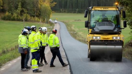 Svevia testar en asfalt med lägre klimatpåverkan på en vägsträcka utanför Gnesta.