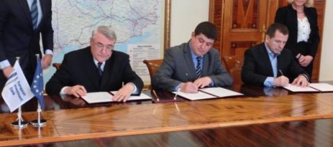 F.v. EIB:s vice ordförande Laszlo.Baranyay, Maksym Burbak , ministern för infrastruktur i Ukraina, Boris Ostapjuk , generaldirektör för Ukrainas järnvägar. Foto: EIB