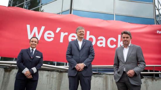 Norwegians kapten Marianne Vikse Lien, koncernchef Jacob Schram och finansdirektör Geir Karlsen utanför huvudkontoret vid Fornebu, Oslo.