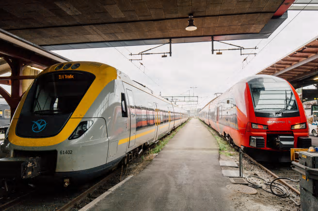MTR-tåg bredvid Västtåg på Göteborgs Centralstation.