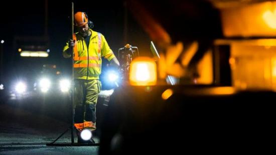 Svevia har f&aring;tt uppdraget att utf&ouml;ra bel&auml;ggningsarbeten i tunnlarna l&auml;ngs E4 F&ouml;rbifart Stockholm mellan Lov&ouml;n och Hjulsta. Uppdraget omfattar cirka 80 000 ton asfalt.