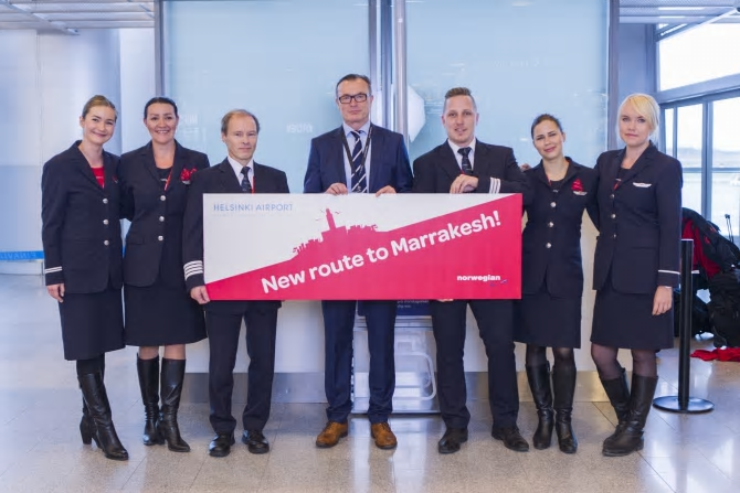 Norwegians kapten Salomon Aslak Magga och finska Key Account och Business Manager Mikko Komi tillsammans med Norwegians bestättning.