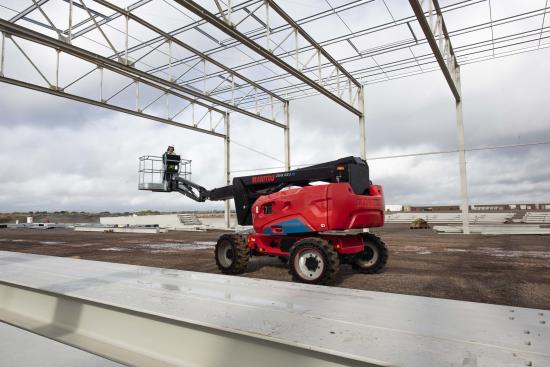 Utomhus eller inomhus spelar ingen roll då maskinen arbetar både tyst och utan utsläpp. Däcken lämnar inte heller några märken efter sig om du bara kommer ihåg att tvätta av dem…