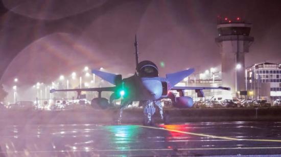 Svensk Jas 39 Gripen i ruskvädret på Rissala flygbas under Ruska 19.