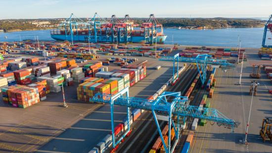 I Göteborgs hamn byter cirka 450 000 containrar transportslag mellan tåg och fartyg varje år - oftast i containerterminalen som drivs av APM Terminals.
