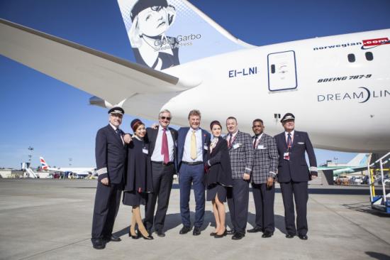 Från vänster: Kapten Tomas Hesthammer, Cabin Chief Patima Mansornplang, CEO Bjørn Kjos, Chairman of the Board, Cabin Crew Olga Manzano Jimenez, Cabin Chief Joseph Gabriel, Cabin Crew Jamion Bergan and Kapten Peter Jacobsson