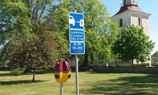 Mörbylånga kommun och Bee i samarbete om elbilsladdning.