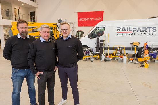 Fr. v. Peter Claesson marknadschef på Scantruck flankerad av Pär-Arne Lundqvist och Erik Lundqvist.