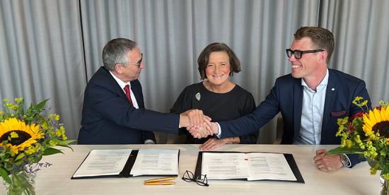 Avtalet undertecknas av fr v Jesús Esnaola Altuna, Commercial General Director CAF samt SJs vd Monica Lingegård och fordonsdirektör Arvid Fredman.