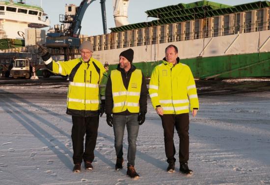 - Hamnen är en nyckelfaktor för regional tillväxt, säger Jacob Spangenberg, ordförande i Hargs Hamn AB (till vänster). Vid sin sida har han Niklas Pettersson, projektledare, Sjöfartsverket och Peeter Nömm, vd för Hargs Hamn AB.