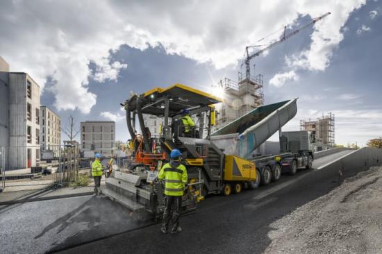 Volvo Construction Equipment har arbetat med att förbättra användarvänligheten och mångsidigheten hos sina hjulburna asfaltläggare, och P6870D ABG är det perfekta exemplet. Den här asfaltläggaren kan åstadkomma oslagbara resultat i olika läggningsapplikationer – oavsett om det handlar om små bostadsområden eller stora landsvägsprojekt.
