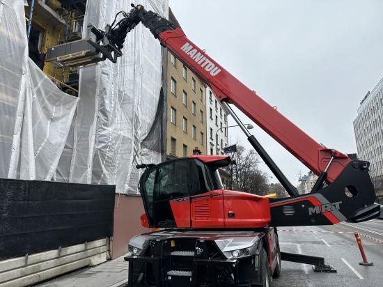 Bild 3: Styrkan, räckvidden och den fina hydrauliken i kombination med takfönster gör Manitou MRT2660 Vision + till en perfekt arbetskamrat för Jompa. Man slås snabbt av hur skicklig Jompa är när man ser honom arbeta med maskinen som här när han lyfter in kök i centrala Stockholm. Det finns inga onödiga rörelser eller snabba ryck, och maskinen är hela tiden i rörelse.