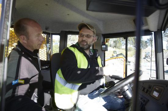 Håkan Karlström, BST, provkör en dumper A40G med Swecons Peter Olofsson. ”Senast jag körde dumper var på 80-talet, en Volvo 861. Ojojoj, vilken skillnad!