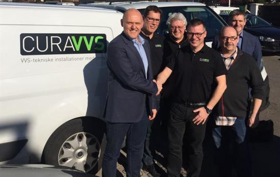 Bravidas Regionchef Carsten Knudsen skakar hand med Cura VVS vd Johnny Brandt. Brian Holst, Jesper Hvid Jacobsen och Peter Bøgh från Cura VVS, samt divisionschef Bravida Danmark, Johnny Hey.
