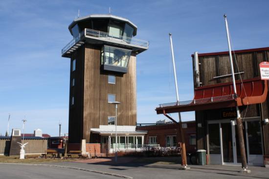  Bild från Skellefteå Airports entré och torn