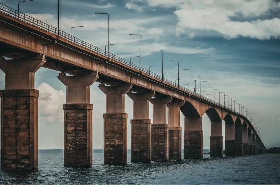 De 210 rörliga lagren i &Ouml;landsbron byts ut och bropelarna säkras med temporära infästningar från Fischer