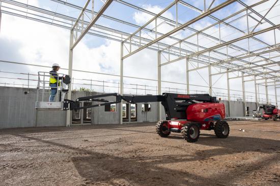Med hela 11,6 meters horisontell räckvidd så når du det mesta från korgen som bär 230kg och som kan roteras 180 grader.