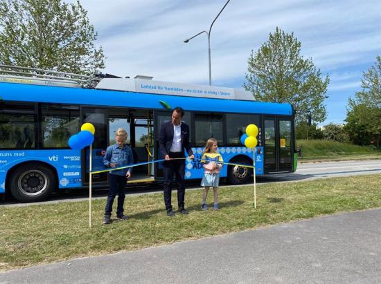 Invigning av Evolution road. Philip Sandberg, Lunds kommunstyrelses ordförande, tillsammans med Jonatan Nilsson och Maia Nilsson invigde elvägen.