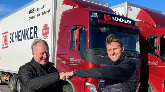 Lars (t.v.) och Sebastian Johansson satsar på gröna transporter och har investerat i sex nya biogaslatsbilar. Klimatklivet har varit en viktig del i investeringen.