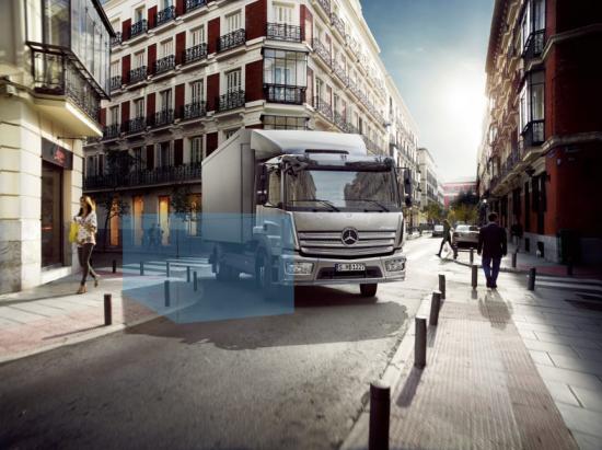 Dödvinkelassistenten Sideguard Assist finns nu för eftermontering på Mercedes-Benz Lastbilar.