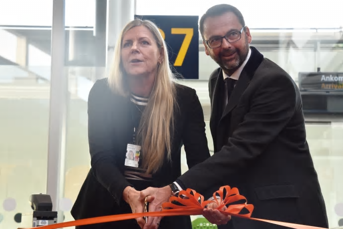 Med bandklippning invigde Lena Rökaas, operativ chef på Stockholm Arlanda Airport och Gary Robson, Visit Britain en av de nya easyJet-linjerna.