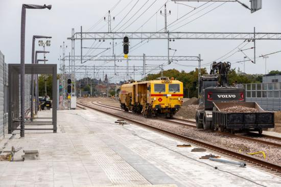 I Klostergården har de två nybyggda spåren byggts ihop med spåren som leder in mot Lund C. I helgen lades makadam ut och spåren riktades med ett spårriktartåg.