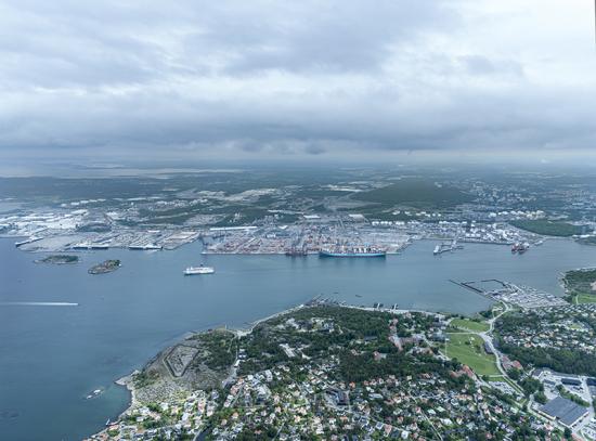 Sverige har presenterat tre åtaganden för att stimulera övergången till grön sjöfart som alla involverar Göteborgs hamn.