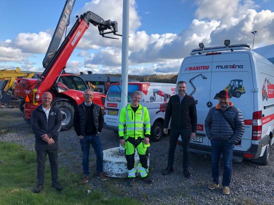 Fr.v Fredrik Wallentin, mekaniker, Bo Bergqvist, säljare, Valter Lundgren, mekaniker, Anker Lemvig, Business manager Sverige, Per-Olof Eriksson, mekaniker.