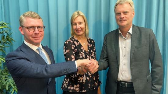 Kristoffer Tamsons, ordförande Svensk Kollektivtrafik, Madeleine Raukas, vice ordförande Tågföretagen och Tomas Byberg, ordförande Sveriges Bussföretag tar i hand.