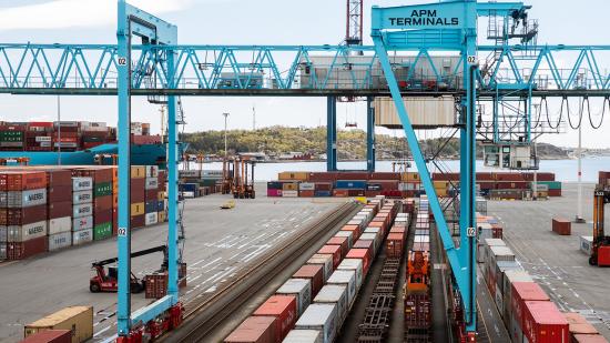 Till APM Terminals Gothenburg kommer 55 procent av godset via järnvägen, för att lastas direkt på oceangående fartyg till världsmarknaden.
