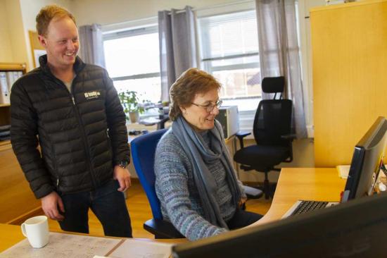 Bokföringsmedarbetaren Karine Randers hos norska Tranby AS upplever att övergången till SmartDok är väldigt tidsbesparande. Vd Mathias Tranby är glad över att företagets anställda är positivt inställda till användning av ny teknologi.