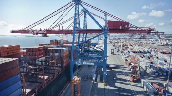 Göteborgs hamns containerterminal i Skandiahamnen.