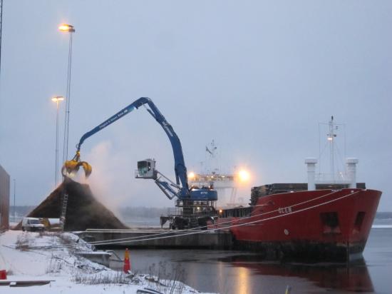 Lossning av Glen i Hargs hamn.