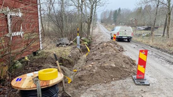 Linde energi gräver ner kabel längs elnätet mellan Ringaby och Sundby, utanför Fellingsbro.