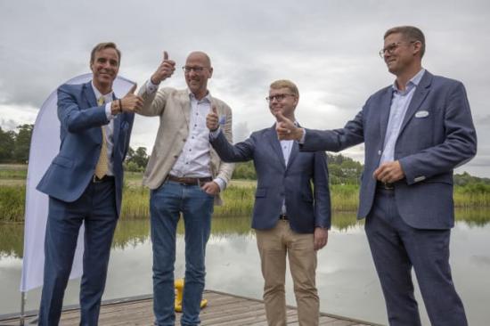 Tummen upp för pendelbåtstrafiken! Från vänster till höger: Adam Reuterskiöld (M), Kommunstyrelseordförande på Ekerö Kommun; Gustav Hemming (C), Landstingsråd ansvarig för sjötrafik på Stockholms läns landsting; Kristoffer Tamsons (M), Trafiklandstingsråd på Stockholms läns landsting; Niklas Oscarsson, affärschef på Blidösundsbolaget.